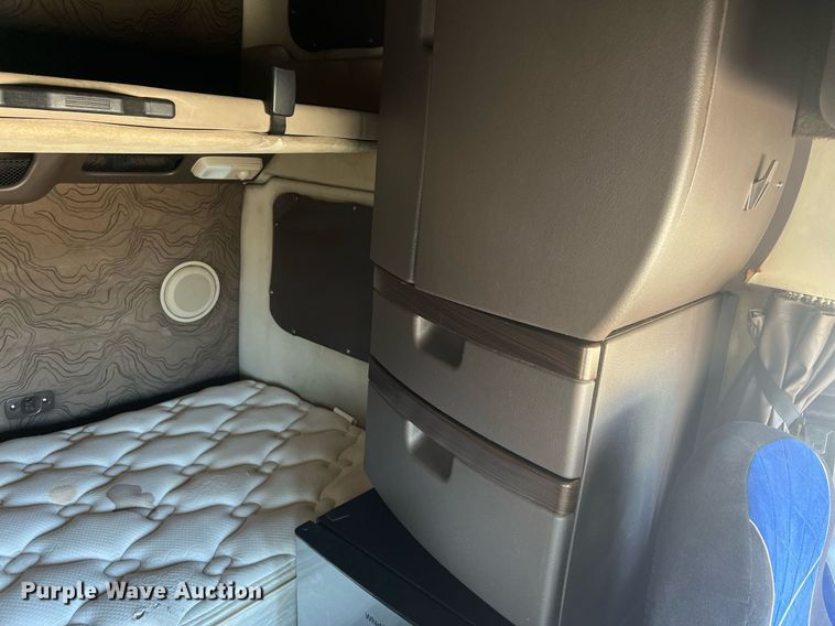 image for item OA9147 2015 Volvo  semi truck