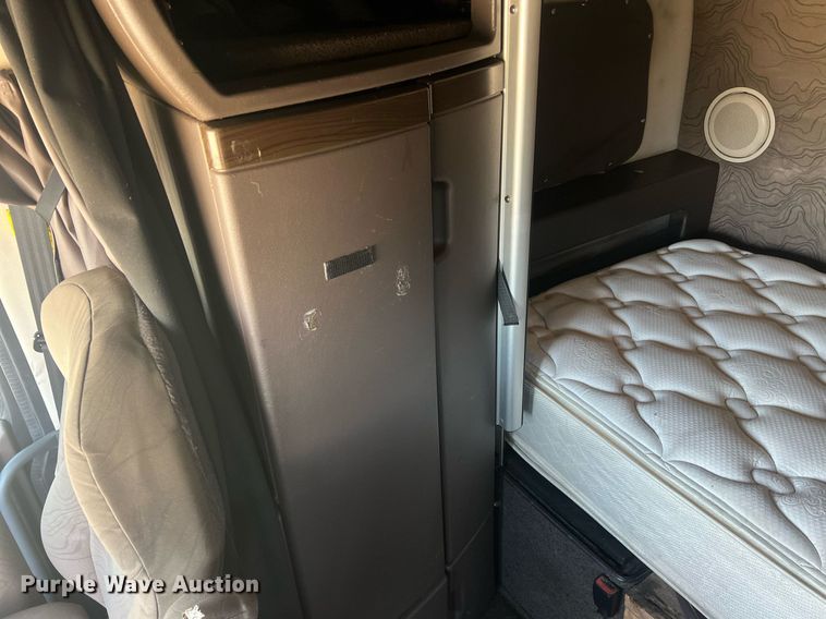 image for item OA9147 2015 Volvo  semi truck