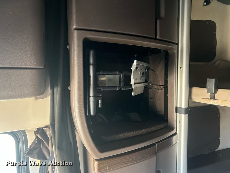 image for item OA9147 2015 Volvo  semi truck