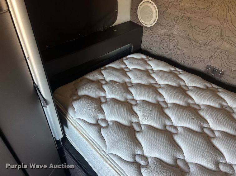 image for item OA9147 2015 Volvo  semi truck