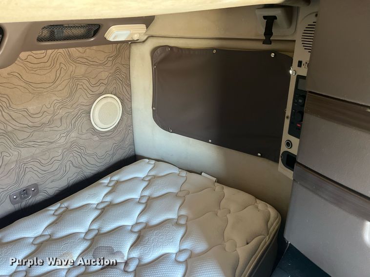 image for item OA9147 2015 Volvo  semi truck