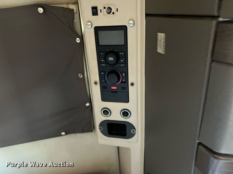 image for item OA9147 2015 Volvo  semi truck