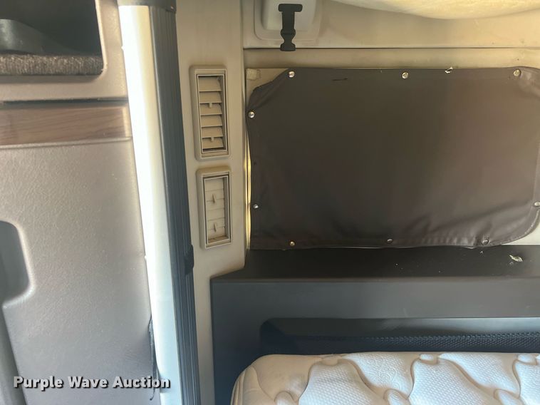 image for item OA9147 2015 Volvo  semi truck