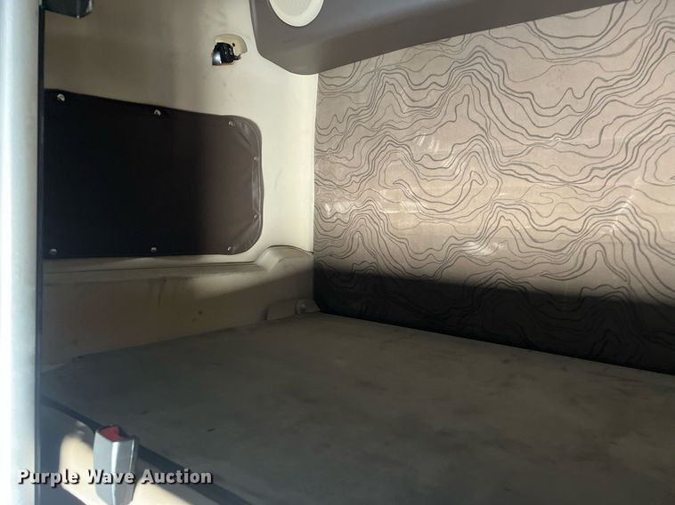 image for item OA9147 2015 Volvo  semi truck