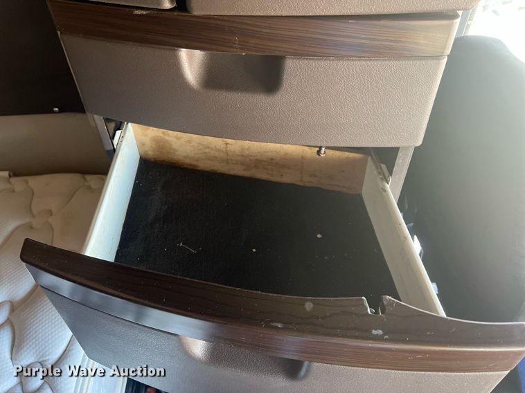 image for item OA9147 2015 Volvo  semi truck