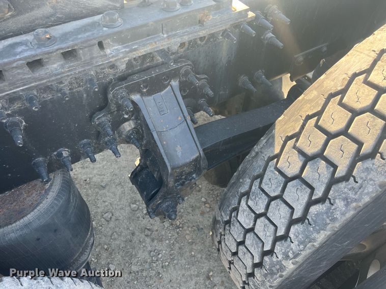 image for item OA9147 2015 Volvo  semi truck