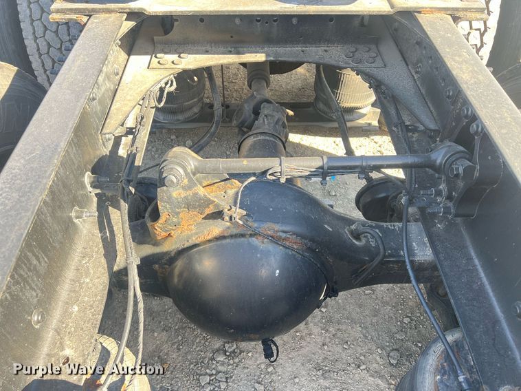 image for item OA9147 2015 Volvo  semi truck