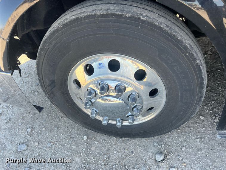 image for item OA9147 2015 Volvo  semi truck