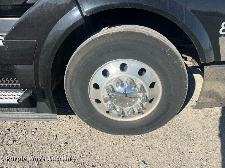 image for item OA9147 2015 Volvo  semi truck