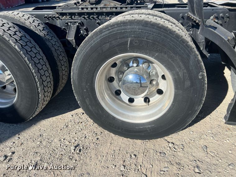 image for item OA9147 2015 Volvo  semi truck