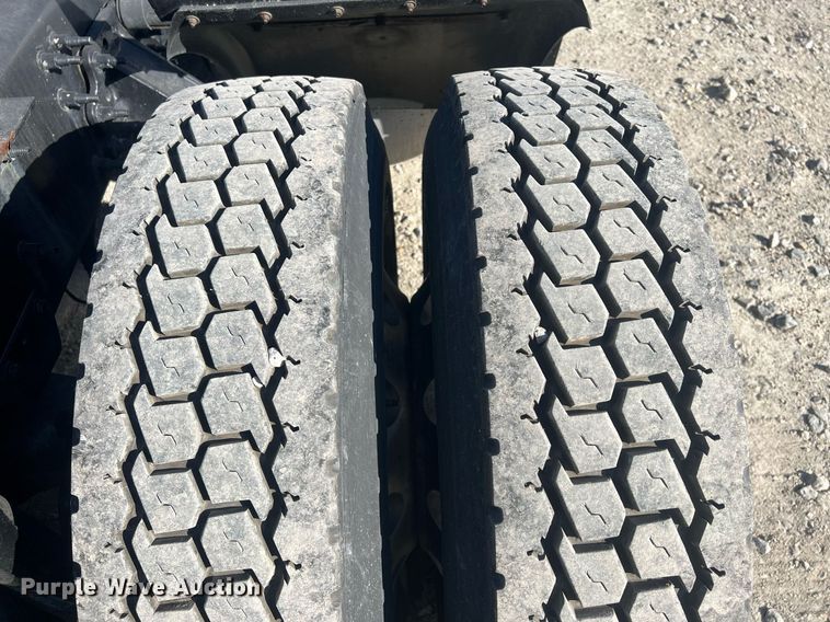 image for item OA9147 2015 Volvo  semi truck