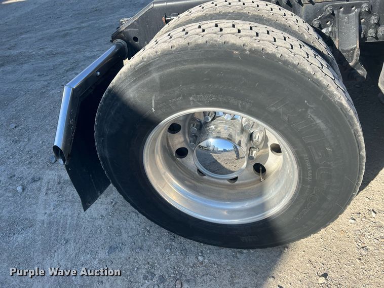 image for item OA9147 2015 Volvo  semi truck