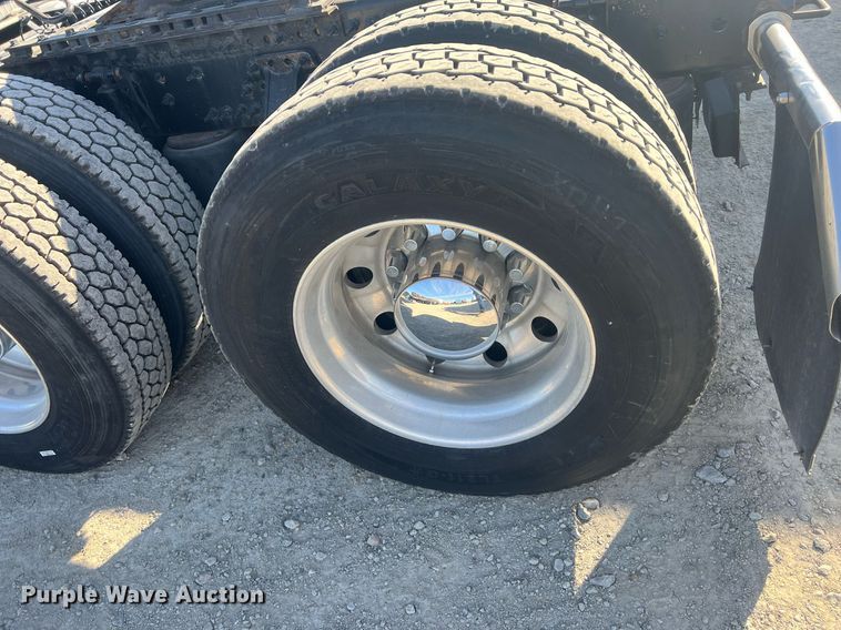 image for item OA9147 2015 Volvo  semi truck