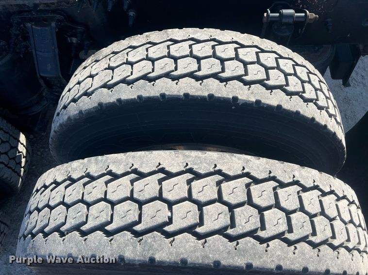 image for item OA9147 2015 Volvo  semi truck