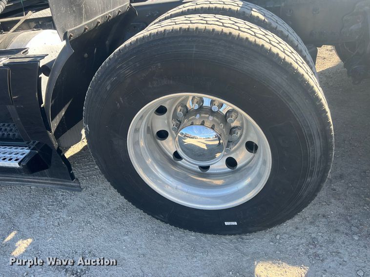 image for item OA9147 2015 Volvo  semi truck