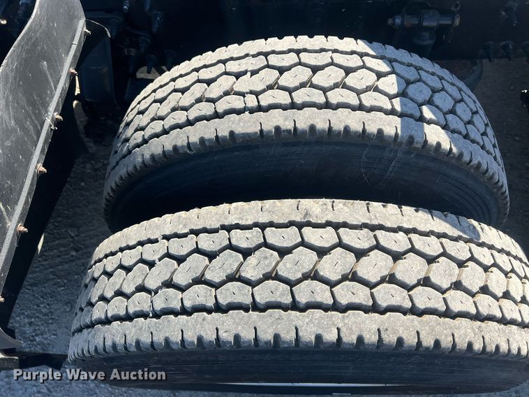 image for item OA9147 2015 Volvo  semi truck