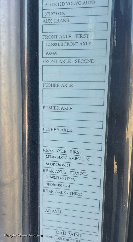 image for item OA9147 2015 Volvo  semi truck