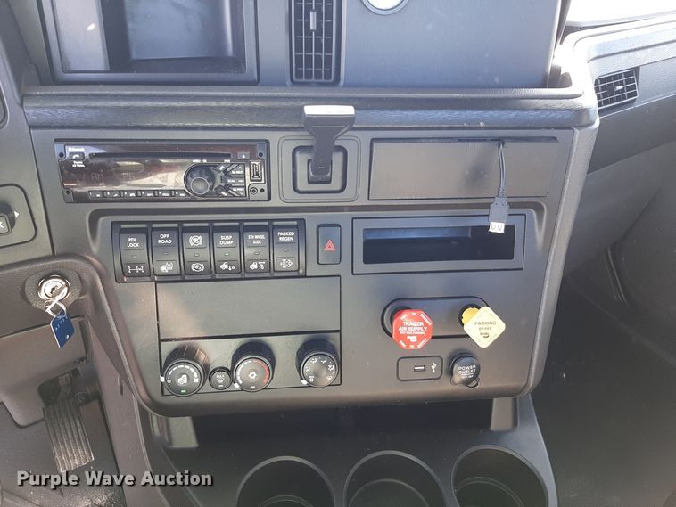 image for item OA9179 2018 International LT625  semi truck