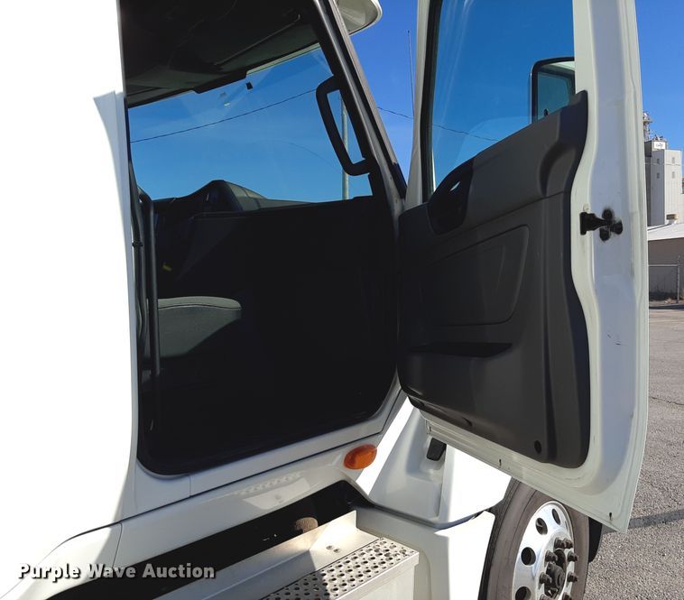 image for item OA9180 2018 International LT625  semi truck