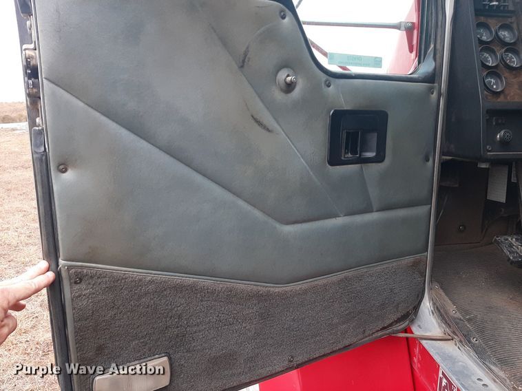 image for item OF9572 1997 Kenworth T300  utility / service truck