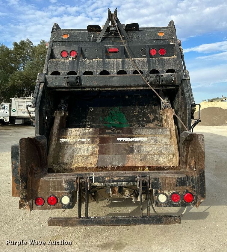 image for item OK9096 2006 Peterbilt 335  refuse truck