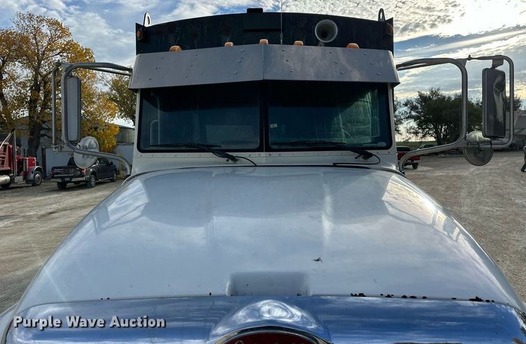 image for item OK9096 2006 Peterbilt 335  refuse truck