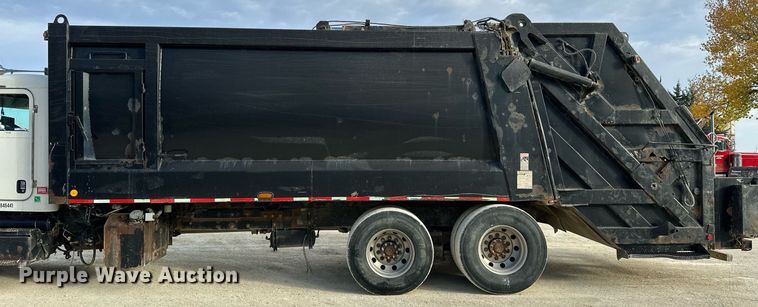 image for item OK9096 2006 Peterbilt 335  refuse truck