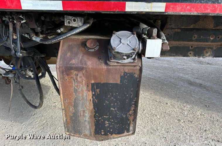 image for item OK9096 2006 Peterbilt 335  refuse truck