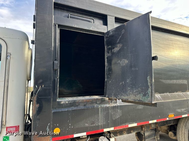 image for item OK9096 2006 Peterbilt 335  refuse truck