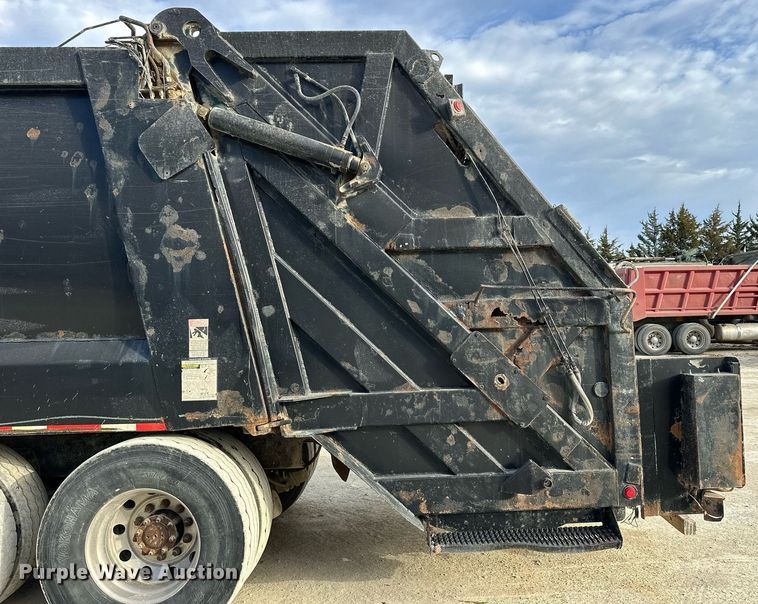 image for item OK9096 2006 Peterbilt 335  refuse truck