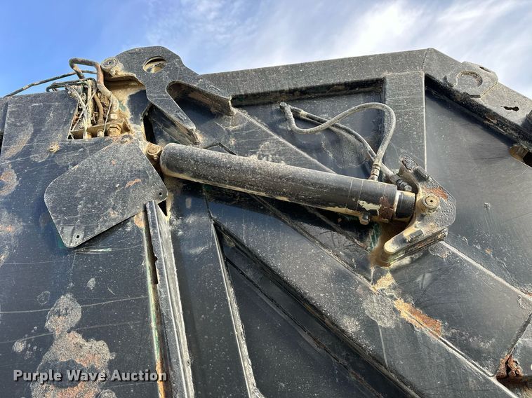 image for item OK9096 2006 Peterbilt 335  refuse truck