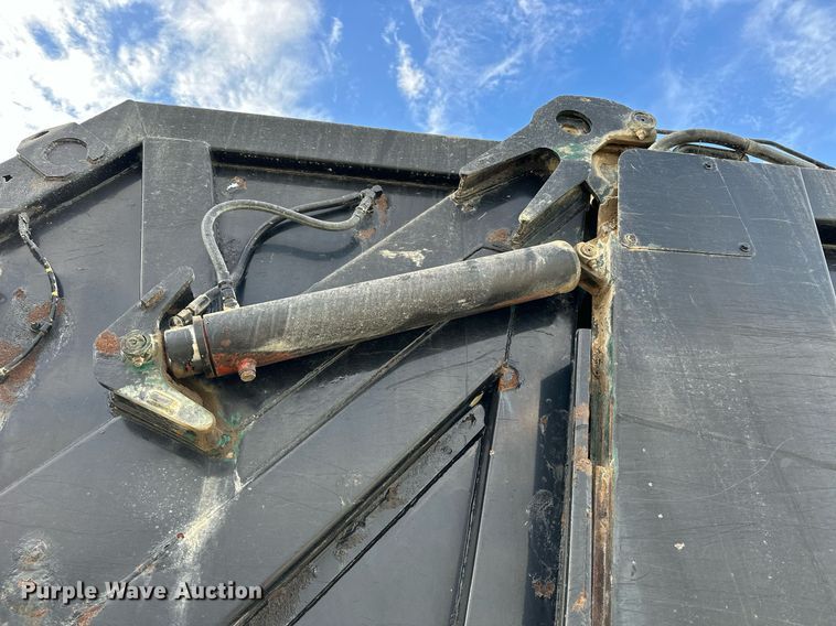 image for item OK9096 2006 Peterbilt 335  refuse truck