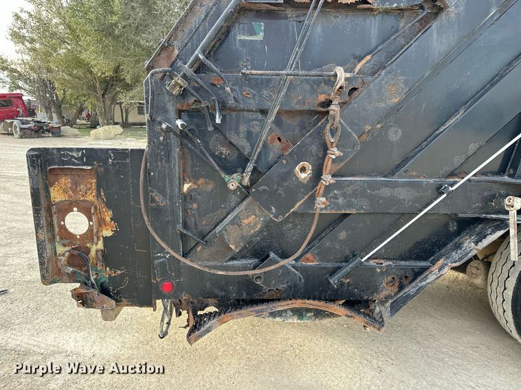 image for item OK9096 2006 Peterbilt 335  refuse truck