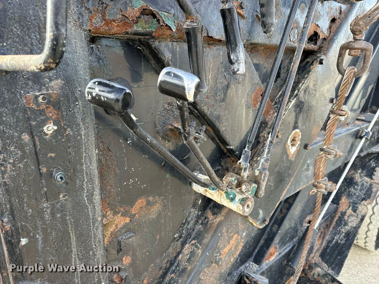 image for item OK9096 2006 Peterbilt 335  refuse truck