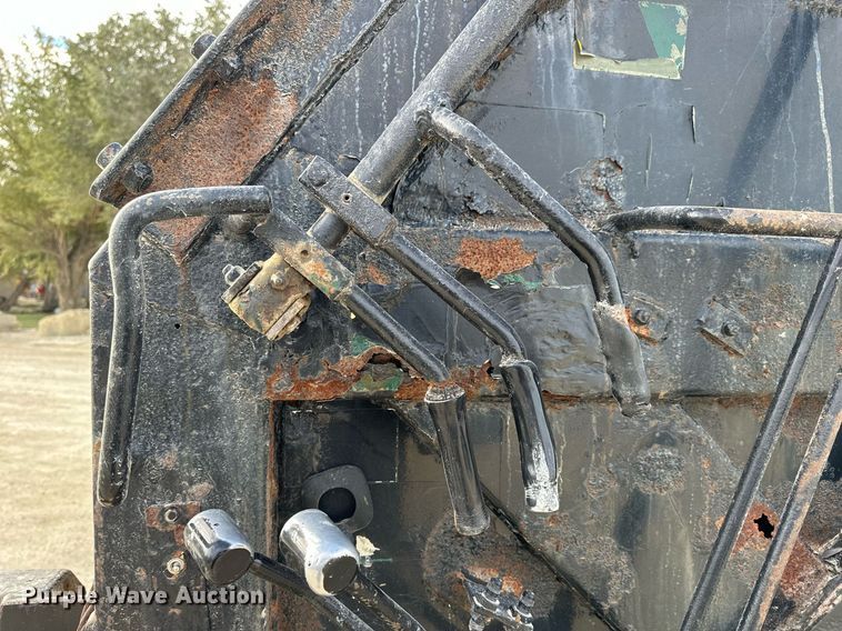 image for item OK9096 2006 Peterbilt 335  refuse truck