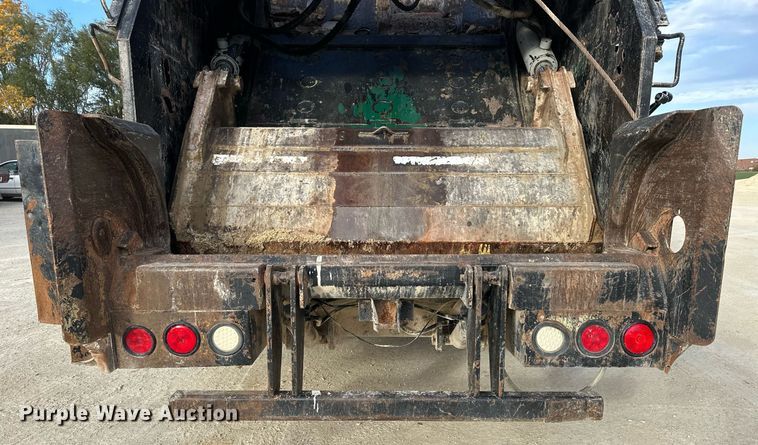 image for item OK9096 2006 Peterbilt 335  refuse truck