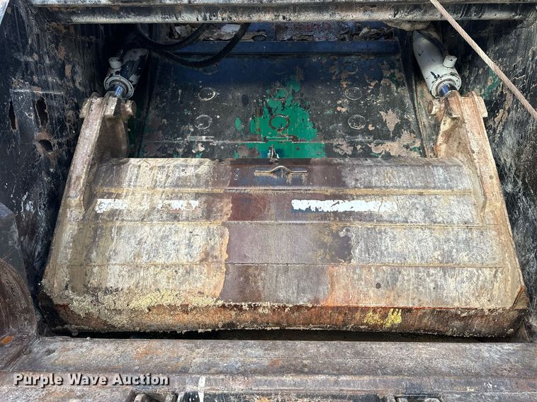 image for item OK9096 2006 Peterbilt 335  refuse truck