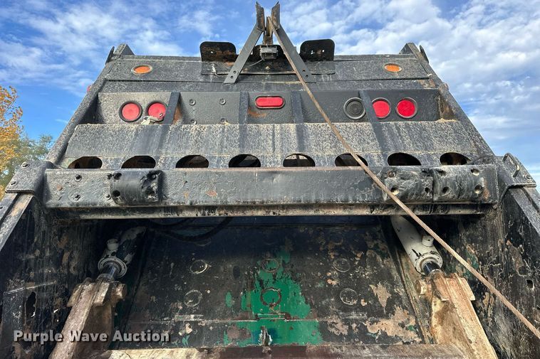 image for item OK9096 2006 Peterbilt 335  refuse truck