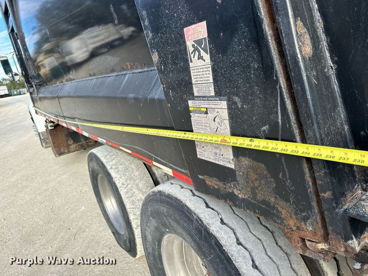 image for item OK9096 2006 Peterbilt 335  refuse truck