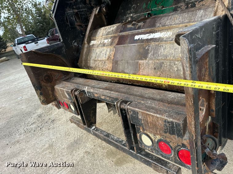 image for item OK9096 2006 Peterbilt 335  refuse truck