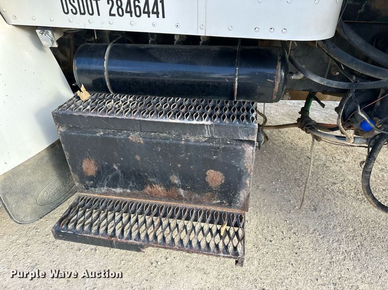 image for item OK9096 2006 Peterbilt 335  refuse truck