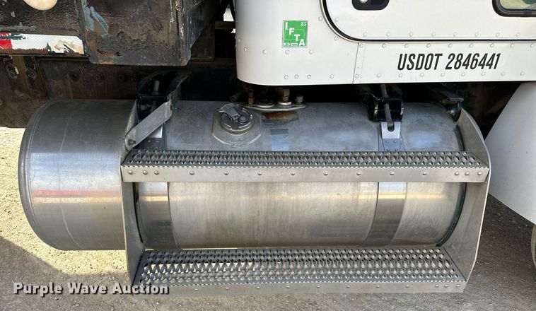 image for item OK9096 2006 Peterbilt 335  refuse truck