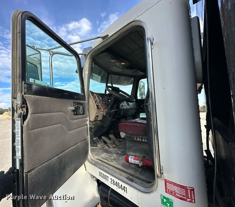 image for item OK9096 2006 Peterbilt 335  refuse truck