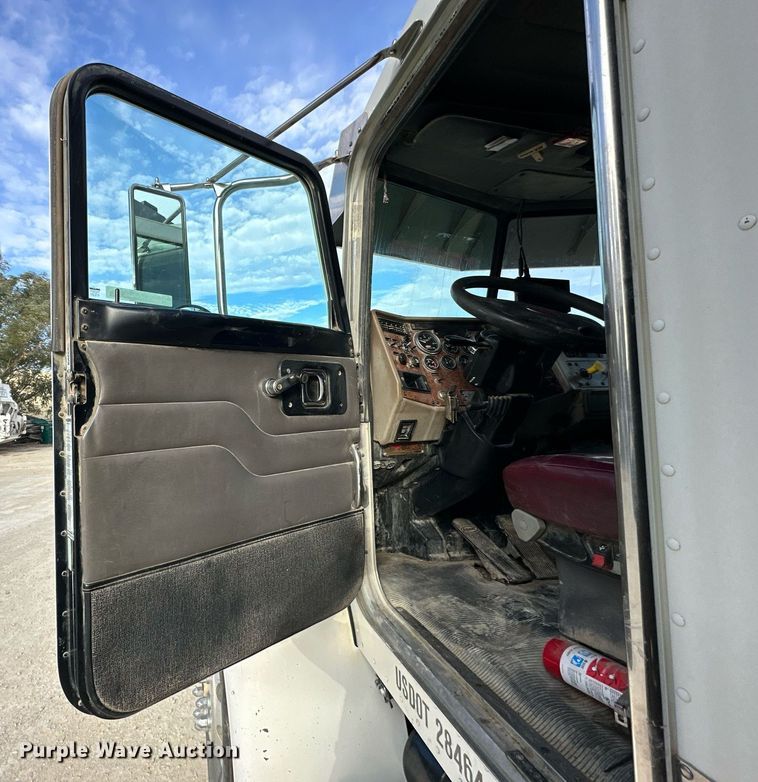 image for item OK9096 2006 Peterbilt 335  refuse truck