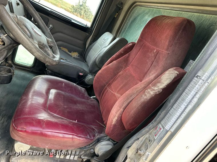 image for item OK9096 2006 Peterbilt 335  refuse truck