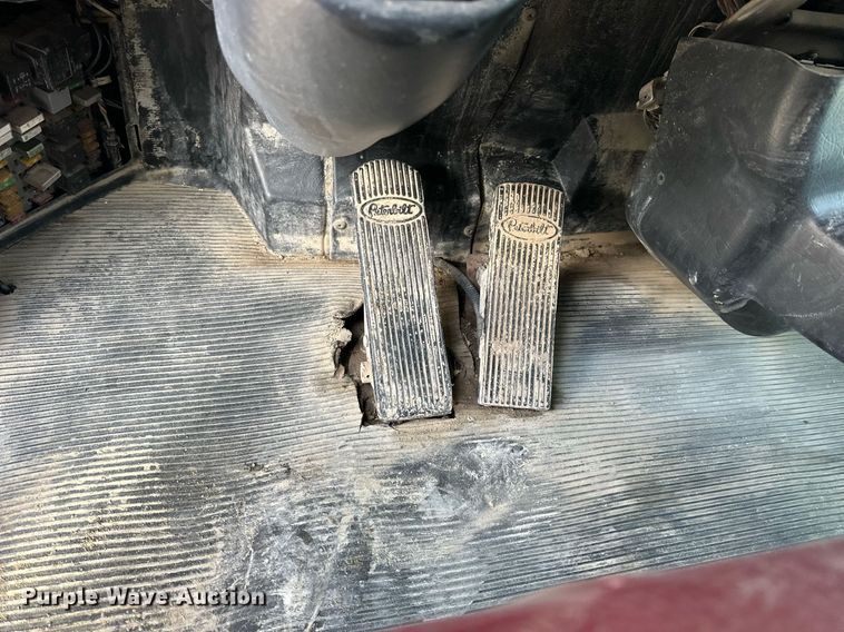 image for item OK9096 2006 Peterbilt 335  refuse truck