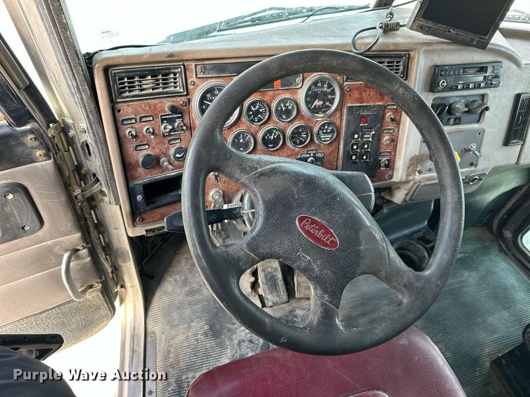 image for item OK9096 2006 Peterbilt 335  refuse truck