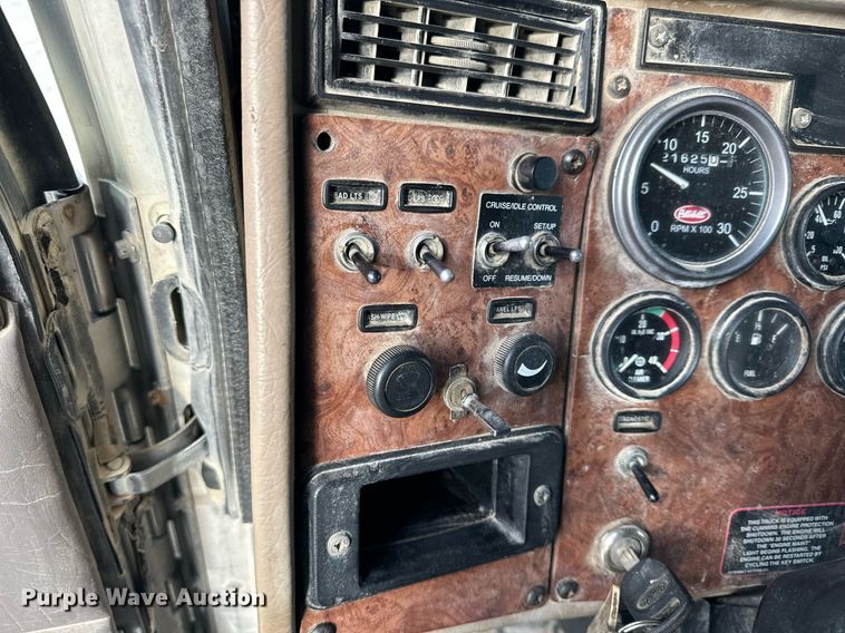 image for item OK9096 2006 Peterbilt 335  refuse truck