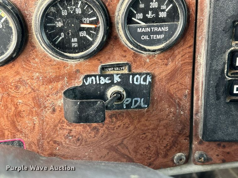 image for item OK9096 2006 Peterbilt 335  refuse truck