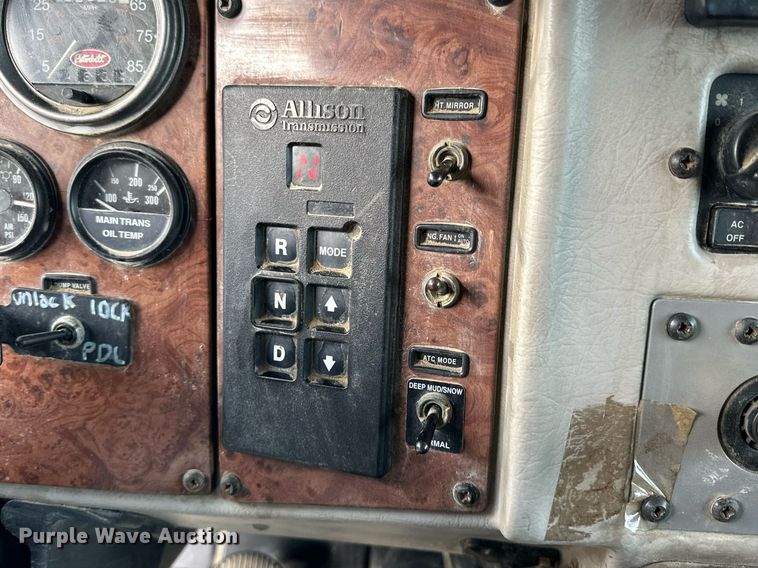 image for item OK9096 2006 Peterbilt 335  refuse truck